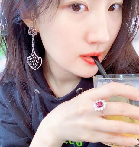 劉亦菲最新動(dòng)態(tài)和爆料,影視新動(dòng)向與神秘戀情曝光，雙喜臨門(mén)引關(guān)注